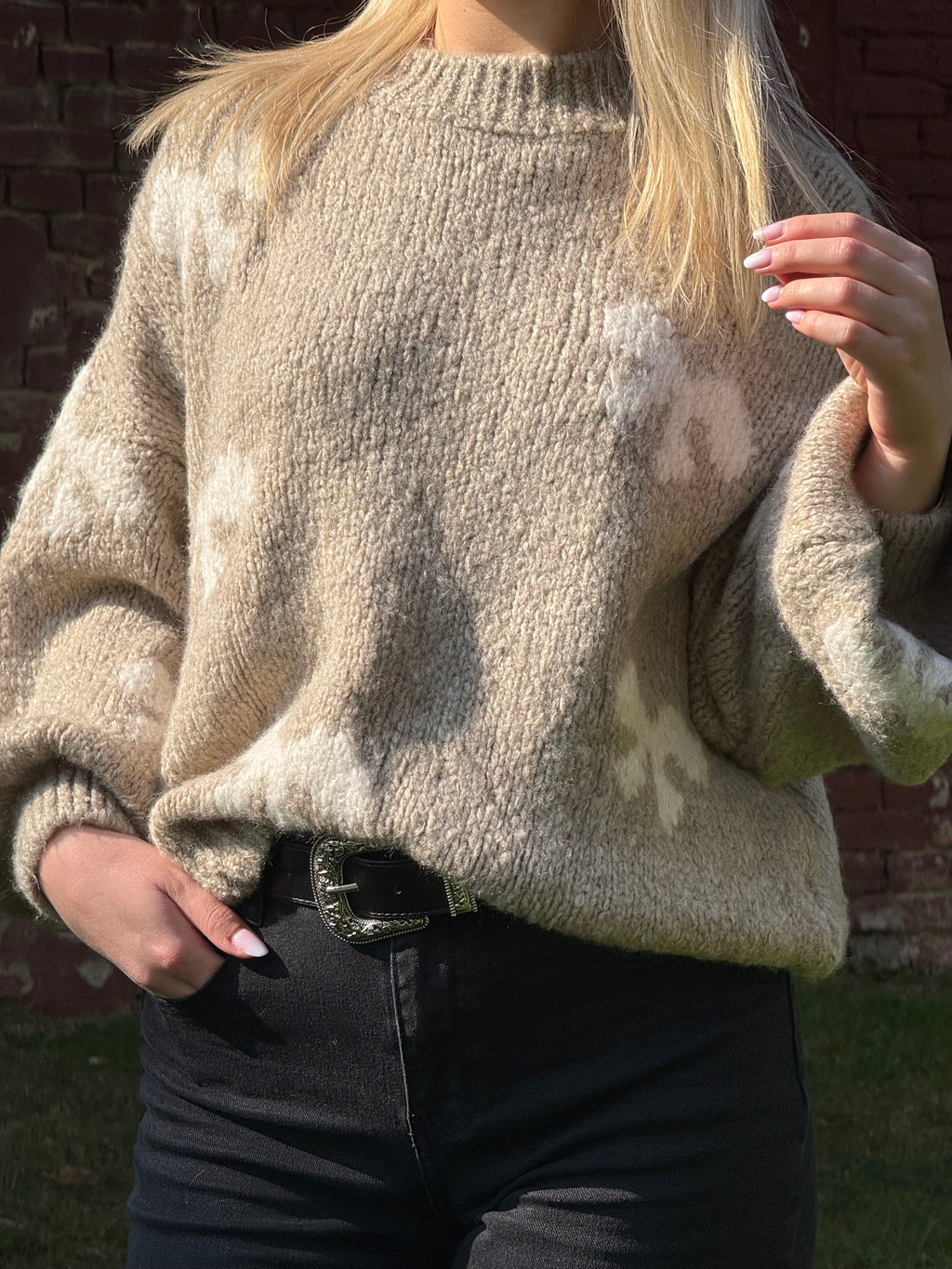 Pull beige avec noeud blanc