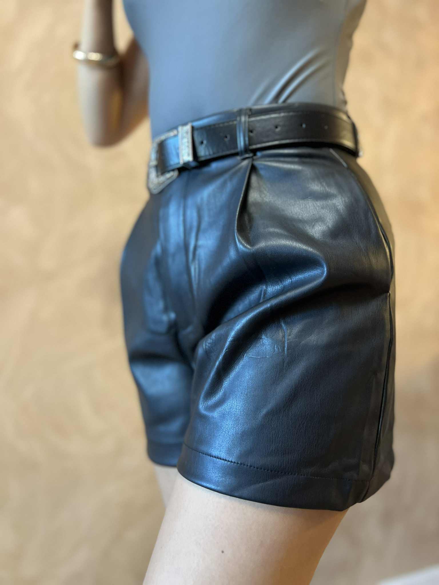 Short cuir noir