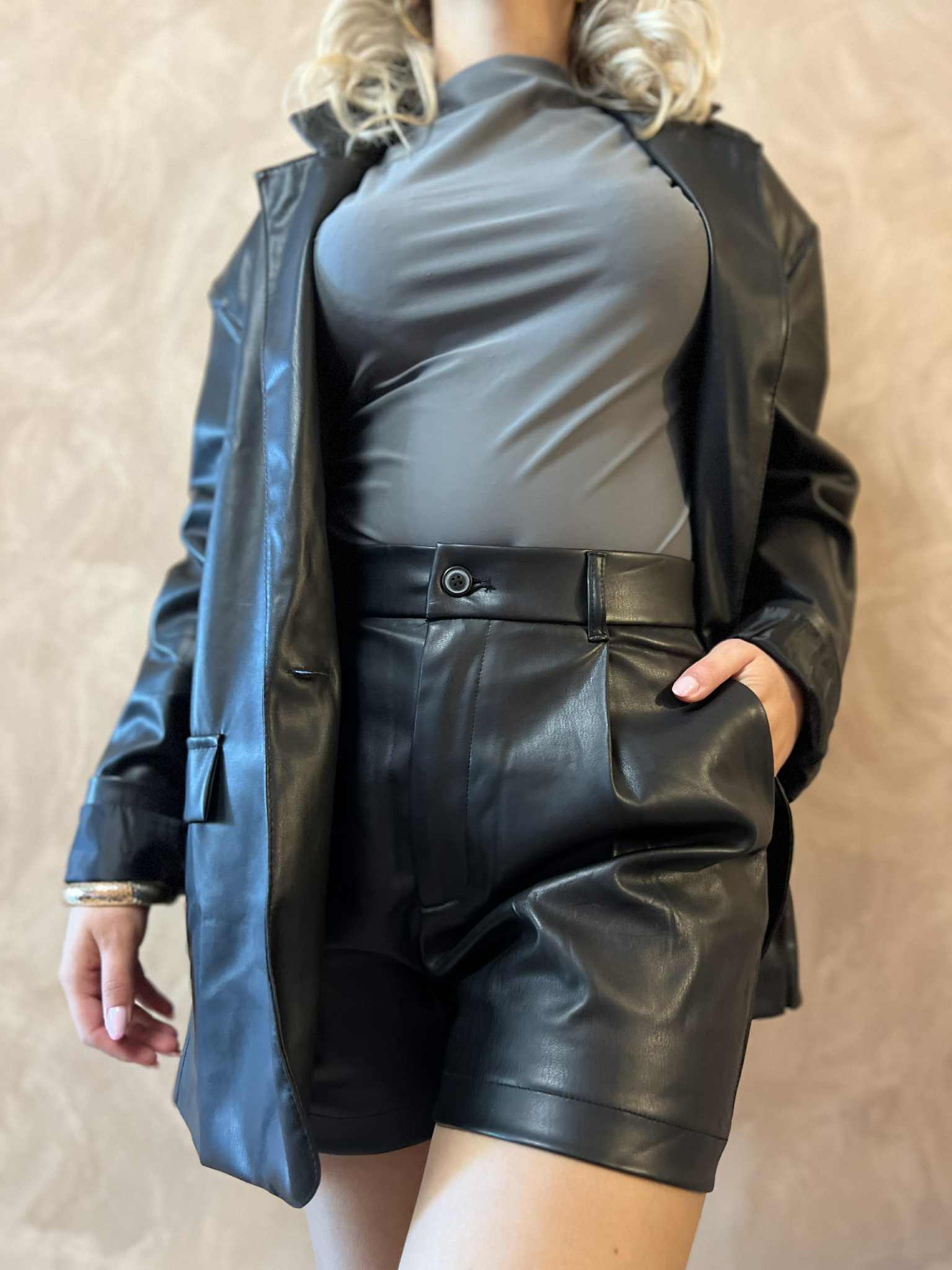 Short cuir noir