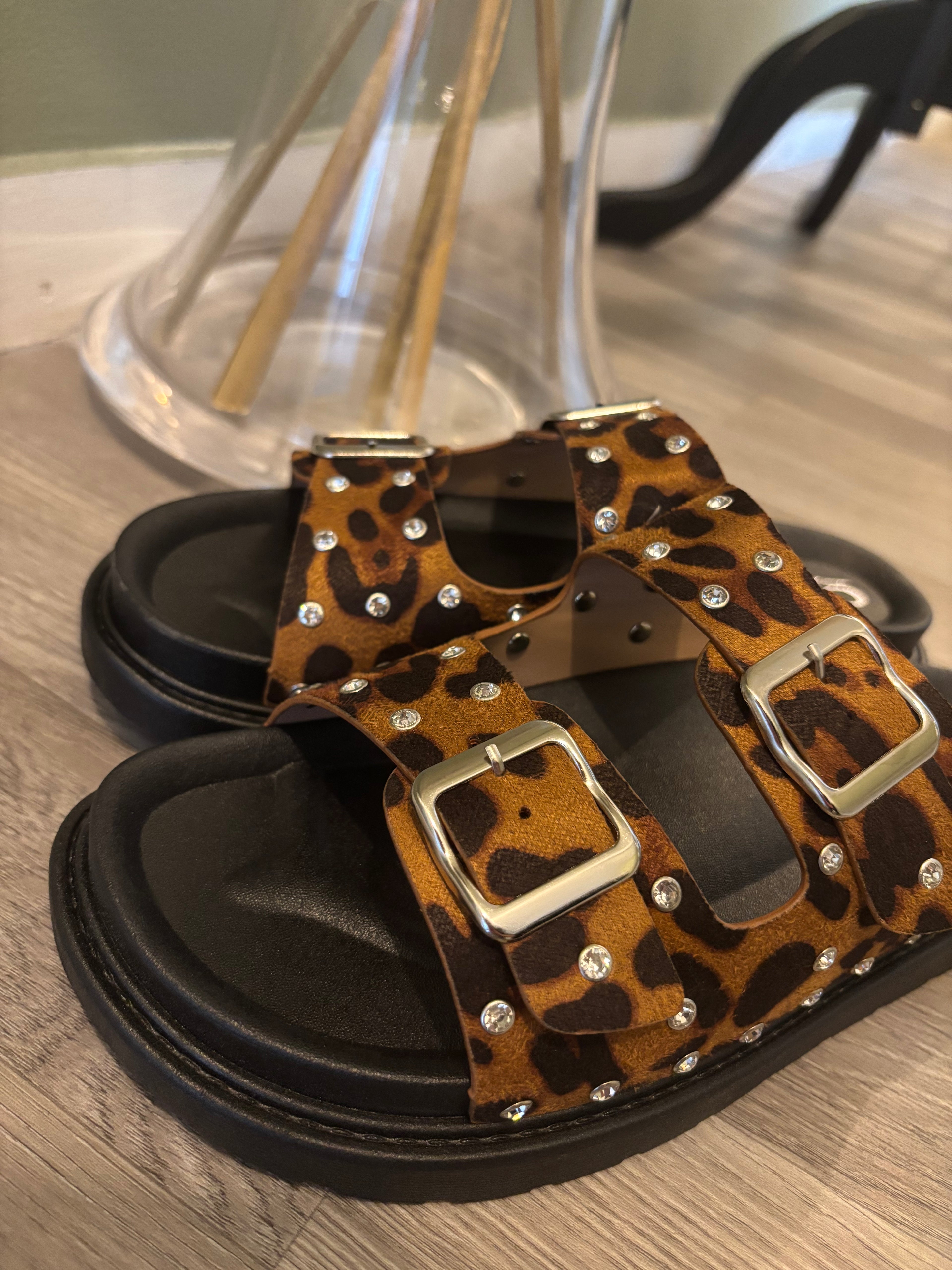Claquette leopard et noir